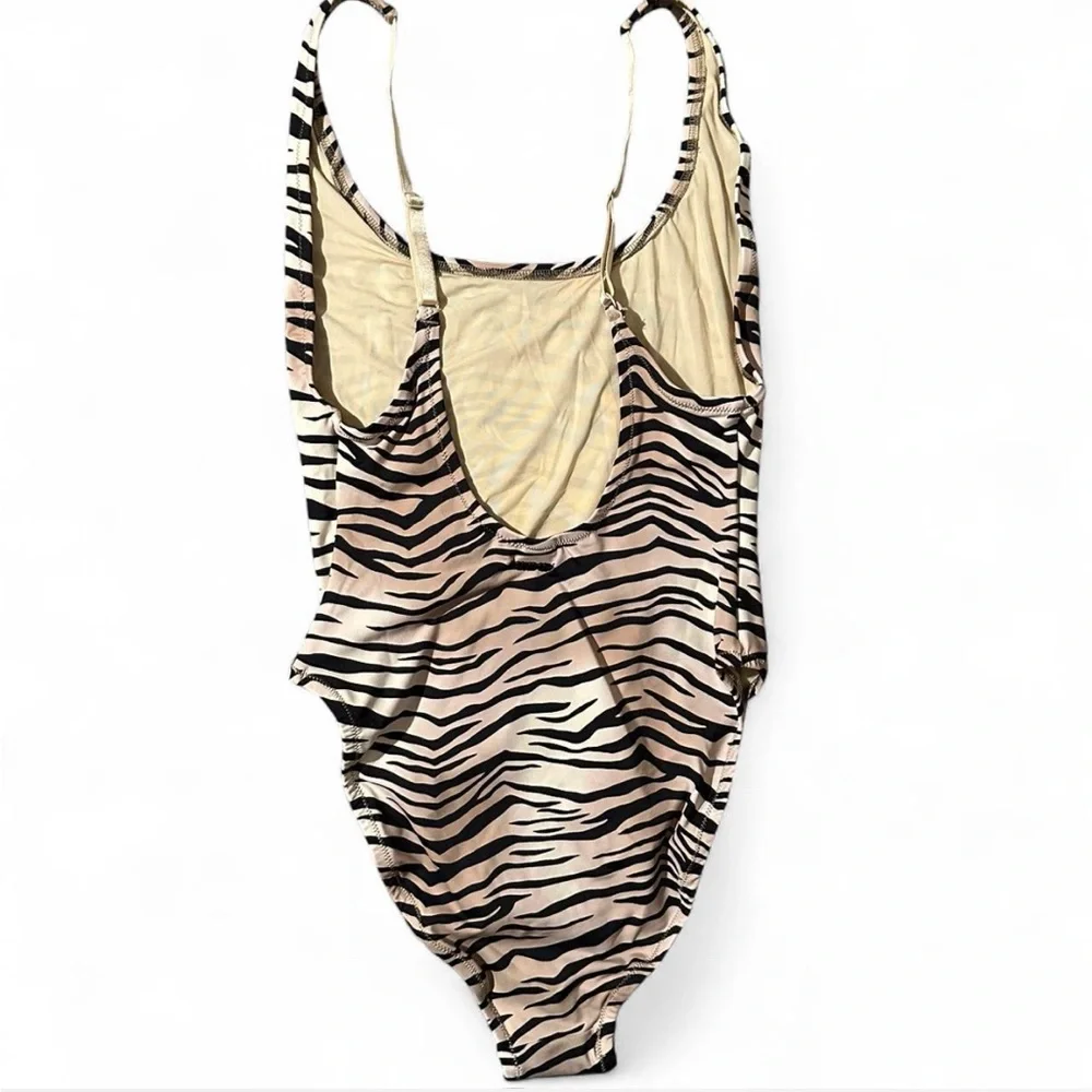 SKIMS *NWT SIGNATURE SWIM SCOOP NECK ONEPIECE |CHAMPAGNE TIGER PRINT | Sz: S